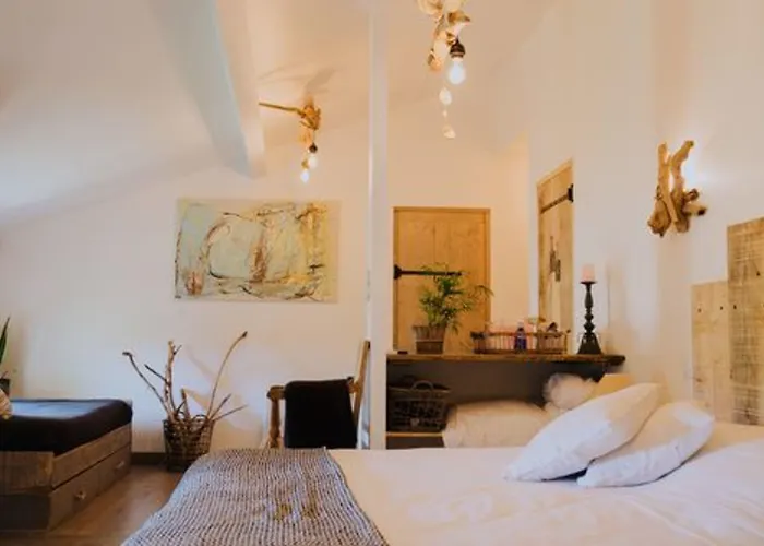 La Maison Bleue Bed & Breakfast *