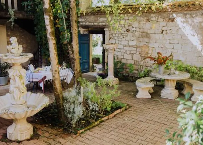 La Maison Bleue Bed & Breakfast *