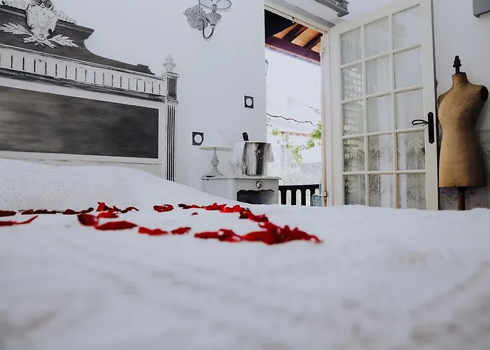 La Maison Bleue Bed & Breakfast *